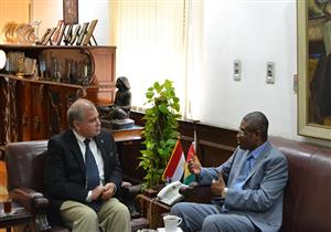 سفير غينيا يزور جامعة الإسكندرية لدعم طلاب "جمال عبد الناصر"