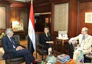  سحر نصر تبحث مع وفد بريطاني التعاون في إزالة الألغام بالساحل الشمالي