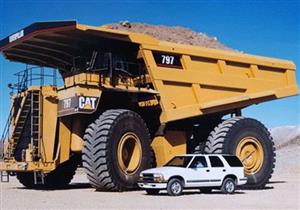 إذا سئمت يومًا من تغيير إطارات سيارتك.. فما الحال بشاحنات العالم الكبرى