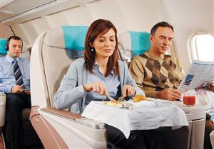 9 أطعمة تجنبها قبل الصعود إلى الطائرة