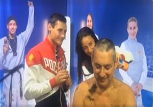 بعد فوزهما بالذهبية.. لاعبان من المنتخب الروسي للمبارزة يحلقان رأس المدرب