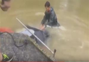 لحظة انقاذ سيدة وكلبها من مياه فيضان ليوزيانا بالولايات المتحدة 