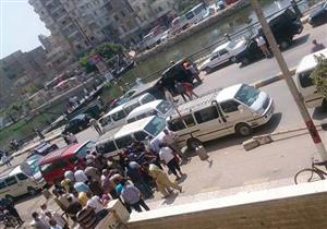 بالصور ..تجمهر سائقي كفر الدوار أمام مجلس المدينة بسبب غرق موقف العوايد بمياه المجاري