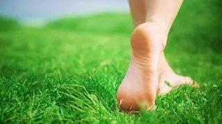 هل المشي حافيًا داخل المنزل له فوائد فعلية؟