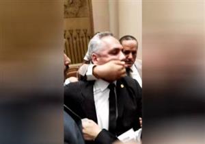 برلماني لمرتضى منصور: "لو انت راجل اعمل حاجة" - فيديو