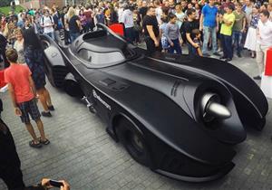 سيارة الرجل الوطواط تفاجئ المارة في مدينة موسكو.. فيديو