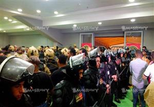 كواليس نهائي الكأس- عضو الزمالك يشتبك مع لواء شرطة.. وهروب رئيس الجبلاية (صور)