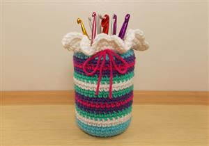 بالفيديو.. أسهل طريقة لعمل غطاء برطمان متعدد الألوان بـ "الكروشيه"