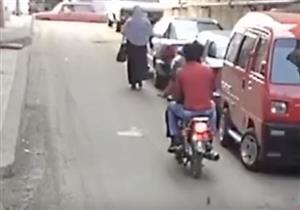 بالفيديو - لصان بدراجة نارية يختطفان حقيبة سيدة بالإسكندرية