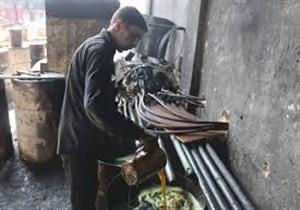 بعدما حرمهم الحصار من المحروقات.. أهالي حلب يصنعون المازوت من البلاستيك