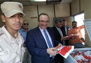 بالصور - محافظ بني سويف يتابع توافر السلع واسطوانات الغاز بالواسطى