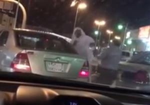 رد فعل مصري صفعه سعودي على وجهه في طريق عام 