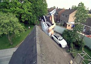 بالفيديو - رجل يعبر الشارع قفزًا من فوق أسطح المنازل في بريطانيا 