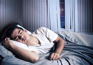 لماذا لا تقع عن سريرك رغم تقلبك الدائم؟.. إليك التفسير العلمي!