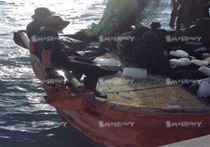 بالصور - استمرار عملية انتشال جثث قارب رشيد وحفظها بالثلج