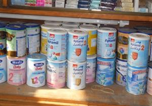 ضابط شرطة يُغيث سيدة ويشتري 7 عبوات لبن مدعمة لطفلتها على نفقته الخاصة 