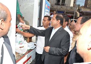 بالصور.. محافظ الغربية ومدير الأمن يتفقدان منافذ توزيع السلع الغذائية بطنطا