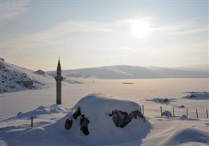 بالصور والفيديو: مأذنة الثلج تجذب محبي التصوير إلى "أغري" التركية
