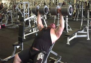 بالفيديو - رجل يرفع 4 فتيات بدلاً من الأثقال في صالة الحديد!