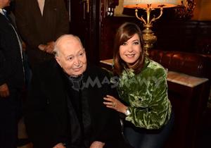 بالصور- رغم مرضه.. سمير خفاجي يحتفل مع شريهان بعودتها للفن