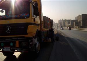 إصابة سائق في انقلاب سيارة محملة بكونتنر سيراميك أعلى "دائري المنيب"