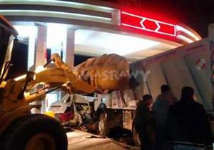 النيابة تعاين موقع حادث تصادم 3 سيارات بالصف 