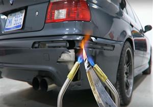 بالفيديو.. سيارة بي إم دبليو M5 في مواجهة "السكين النارية"