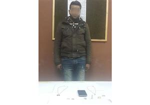 ضبط أحد المتهمين بسرقة مبلغ مالي ومشغولات ذهبية من شقة فى القطامية 
