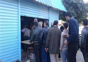 بالصور.. طوابير أمام منافذ "دمياط  تأمر" بحثًا عن التخفيضات