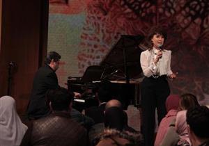 بالصور- منى الشاذلي تعيد أنوشكا للغناء وتستضيف بطلة "العيال كبرت" في "معكم"