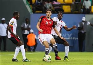 هل يخوض لاعبو المنتخب مباراة أوغندا وهم صائمون؟.. رئيس البعثة يرد 