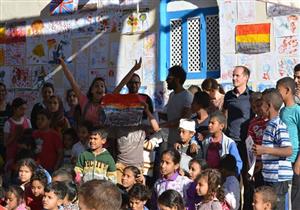 بالصور.."الفن في الشارع".. فرشة وألوان لأطفال الأقصر