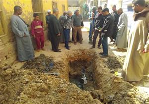 رئيس مدينة إسنا يتفقد ارتفاع منسوب المياه الجوفية بـ "المساوية" (صور)