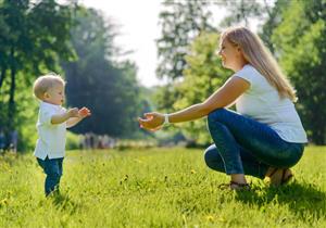 كيف تحمي طفلك من لين العظام؟.. إليكِ الأسباب والعلاج