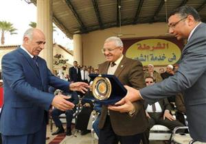 رئيس جامعة المنيا يقدم درعًا للشرطة في عيدها الـ 65