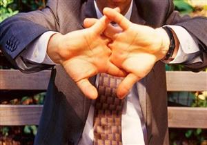  " طقطقة الأصابع".. هل تسبب التهاب المفاصل؟