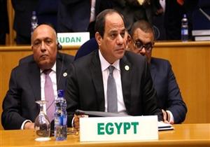 بالفيديو - السيسي يهدي "حبيش" بوكيه ورد خلال القمة الأفريقية