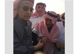 بالصور..انهيار الفنان ناصر القصبي أثناء تشييع جثمان والده