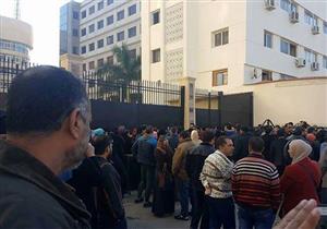 بالصور.. تجمع المئات من متضرري الإسكان أمام مبنى محافظة بورسعيد