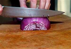 وضعه في وعاء مياه بارد.. طريقة مذهلة لتقطيع البصل دون بكاء