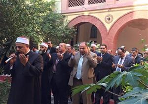 محافظ الإسماعيلية والقيادات التنفيذية يؤدون صلاة الظهر في جماعة داخل كنيسة- صورة 