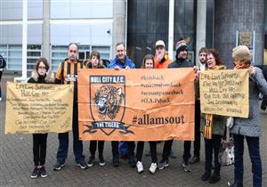  جماهير نادي انجليزي لمالكه المصري: إرحل