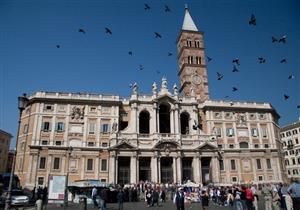 رجل يهاجم كاهنا وعاملا بكنيسة سانتا ماريا ميجورى البابوية بروما 