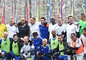 بالصور- أبو تريكة يشارك أساطير العالم في مباراة على هامش حفل فيفا