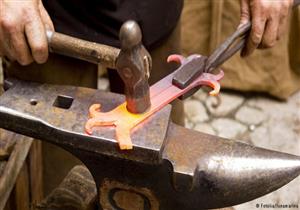 امرأة تقتحم مهنة يحتكرها الذكور في مصر