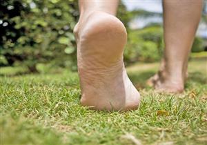 ما فائدة مشي الإنسان حافي القدمين؟