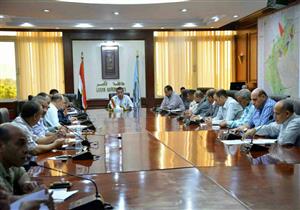 محافظ الأقصر يبحث الاعتمادات المالية للعام المالي الجاري