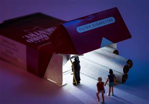  مصور مجري يستخدم "أغراضه اليومية" لإنشاء عوالم صغيرة