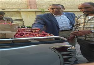 بالصور.. حي الجمرك بالإسكندرية يوزع "بلح" على الأهالي