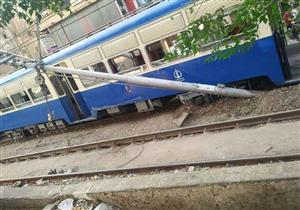 بالصور- خروج عربة ترام الإسكندرية عن القضبان.. و"النقل العام":"بسبب القمامة"